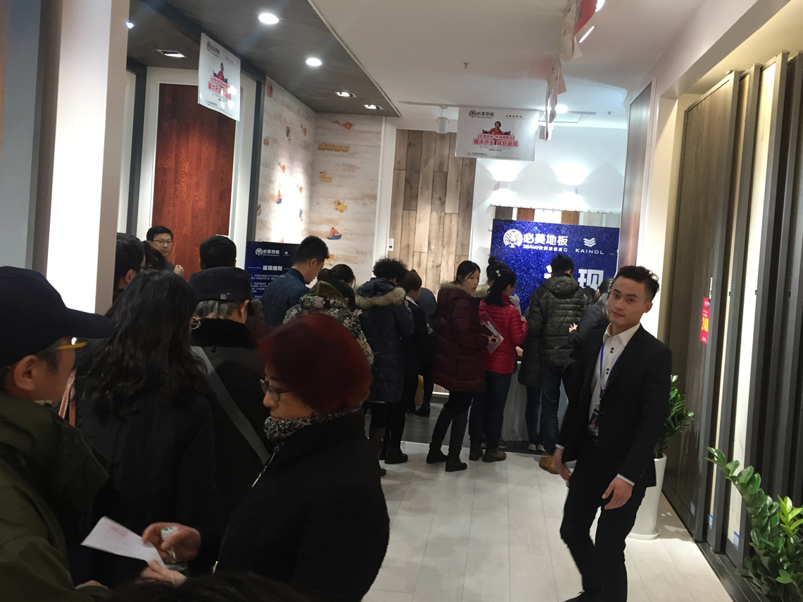 北京業(yè)主正在排隊(duì)下單搶購凱得地板