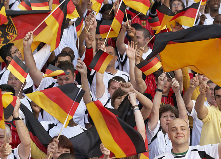 凱得地板攜手戰(zhàn)車之魂巴拉克呼嘯上海地材展，巨星簽名球衣、足球等你來(lái)拿！